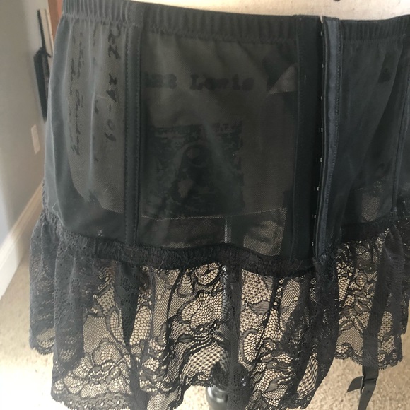 Lingerie - Picture 2 of 5